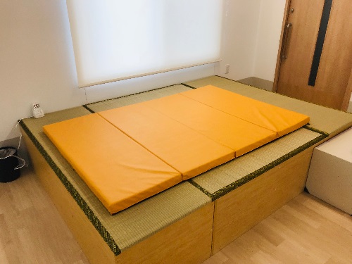 畳での体操や個別リハビリを行います